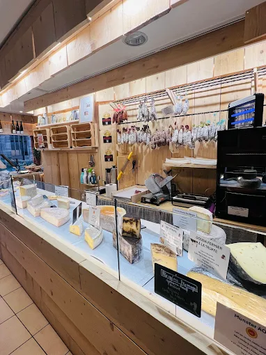 Vitrine du magasin et sélection de fromages