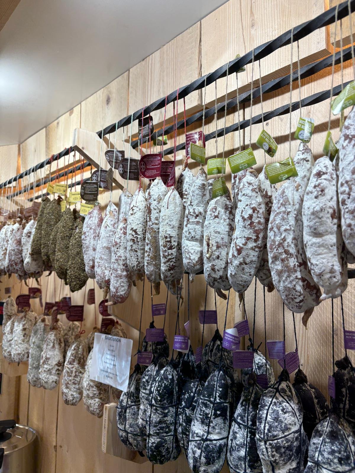 Étalage de saucissons artisanaux à Strasbourg